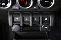 センタークラスターに備わる「ヒルディセントコントロール」の操作スイッチ(右から2番目)。新型「ジムニー/ジムニーシエラ」には、このほかにも空転するタイヤに自動でブレーキをかけ、ぬかるみなどからの脱出をアシストするブレーキLSD機能なども用意されている。