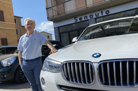 第712回:お値段以上のありがたみ イタリアにある家族経営の並行輸入車店に密着