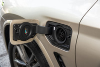 左フェンダーパネルに備わる充電口。満充電に要する時間は普通充電で約4.3時間。急速充電には対応していない。