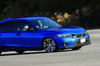 ブレーキ関連では、スポーツタイプのブレーキパッドやスリット入りのフロントブレーキローター、ミクロメッシュブレーキラインなどを用意。カッチリとした操作感と熱に対する強さを追求している。