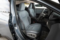 シート表皮やドアトリムにはバイオ素材のウルトラスエードを使う。触感のみならずサステイナブルにもこだわるレクサスだ。