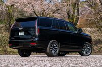 渕野「それに、意外かもしれませんが、『エスカレード』って造形的に結構ちゃんとしているんですよね。タイヤに対するボディーの収まりとか」 
	清水「そうなんですか? いずれアメ車のデザインも、この連載で取り上げましょう!」 
	ほった「……いや、アメ車の記事ってそんな読まれないんで」(涙) 
	清水「ほった君がそんな弱気でどうするの!?」