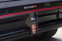 リアバンパーの中央にはNISMOのロードカーに共通のフォグランプが備わっている。