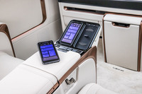 脱着可能なタッチ式コントローラーを左右席それぞれに用意。エアコンやシートポジション、サンシェード、照明などを統合制御する「リアクライメイトコンシェルジュ」のプリセットモードを選択したり、シート、オーディオ、照明などの各種機能を個別に操作したりすることができる。