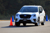 試乗コースには、低速走行時の動きの違いを体験できるよう、パイロンスラロームも用意されていた。