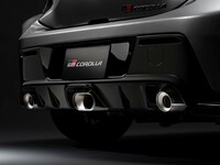 「GRカローラRZ」のリアエンド。3本のテールパイプが顔をのぞかせる。