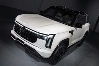渕野「新型『三菱パジェロ』は、ショルダーまわりやランプの上まわりを強く主張しているんですよね」
ほった「この画角だと分かりやすいですかね?」
清水「“おでこ”の主張がスゴいね」