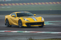 電子制御デバイスとしては、左右後輪を個別に制御する新採用の後輪操舵や、リアデファレンシャル、磁性流体ダンパー、パワーステアリングなどを統合制御する「サイドスリップコントロール7.0」を採用。パフォーマンスの向上を図っている。