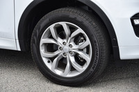 「5スプリットスポーク スタイル521」と名付けられた19インチホイール。「ディスカバリー スポーツHSE」では、オプションとして17インチ、18インチ、20インチのホイールが装着できる。
