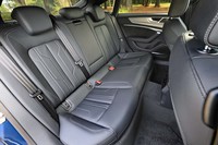 全長が5m近いだけあって4ドアクーペといえども後席空間は広々としたもの。ボディーの見た目からイメージするよりヘッドルームも広い。