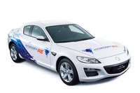 「マツダRX-8ハイドロジェンRE」も燃料をガソリンと水素から切り替え可能なロータリーエンジンを搭載。最高出力は水素使用時が109PS、ハイオクガソリン使用時が210PSとされていた。