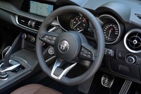 ステアリングのロック・トゥ・ロックは約2回転。操舵力の軽さも印象的だ。