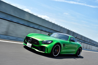 動力性能に関しては、最高速が318km/h、0-100km/h加速が3.6秒と公称されている。