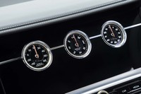 86万1463円のオプション「Bentleyローテーションディスプレイ」を選んだ試乗車のセンターコンソールは、アナログ式の3連メーター(写真)と液晶のセンターモニター、そしてシンプルなパネルに、ボタン操作で切り替えられるようになっている。