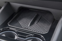 センターコンソールの前端にはスマートフォン置き場が2つ。右側のみがワイヤレス充電に対応している。