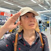 アジア人の頭に合うイタリアの帽子探しは難しい。ということで帰結したスタイルが、これ。