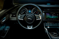 「XF 300スポーツ」ではステアリングホイールに「300 SPORT」のロゴが入る。