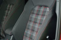 6段AT車に限り、タータンチェック柄のファブリックシートのほかに、本革シートがオプション設定される。