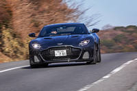 パフォーマンスは「DB11」の0-100km/h加速3.9秒、最高速322km/hという実力に対して、「DBSスーパーレッジェーラ」では、0-100km/h加速3.4秒、最高速約340km/hというデータが公表されている。