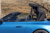 ソフトトップの開閉に要する時間はそれぞれ15秒ほど。60km/h以下であれば走行中でも操作できる。