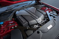 最高出力が600PSに、最大トルクが900N・mに高められた6.75リッターV12ツインターボエンジン。0-100km/h加速は標準車より0.1秒速い、4.7秒と公称されている。