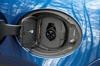 左のリアフェンダーに備わる充電ポートは普通充電のみに対応している。