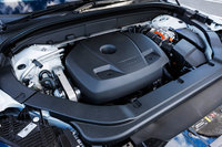 「T8 Twin Engine AWDインスクリプション」のパワーユニット。JC08モードの燃費値は15.7km/リッターとなっている。