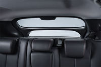 クーペフォルムを採用すると、後方視界の悪化が懸念される。「エクリプス クロス」ではリアウィンドウを上下2段にすることによって後方視界を確保している。