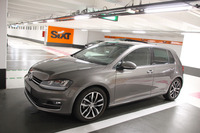 2017年秋、フランス・パリで借りたレンタカー。本来は最低グレードを予約していたのだが当該車両がなかったため、同料金で「フォルクスワーゲン・ゴルフ7」という、2階級特進が実現した。残念ながらその後、柳の下にドジョウはいない。