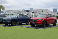 「ヴェゼルe:HEV Z PLaYパッケージ」(写真左)と「ヴェゼルe:HEV RS」(同右)とのツーショット。