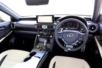 インテリアは、インストゥルメントパネルやダッシュボードの形状を変更することで水平方向の広がりを強調。スポーティーなデザイン要素として、円形のエアコン吹き出し口が与えられている。