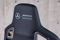 ヘッドレストの背面にも「AMG PETRONAS FORMULA ONE TEAM」ロゴとスリーポインテッドスターの刺しゅうが入る。従来モデルの「エピック メルセデスAMGペトロナス モータースポーツエディション」から、表皮をはじめロゴやシートバックデザイン、キャスターのカラーなどいくつかのアップデートが施されている。