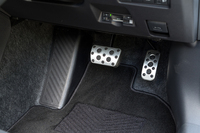 AT車はフットレストのサイズが拡大。少しワンオフ感の漂う質感だが、滑り止めのスリット加工もきちんと施されている。