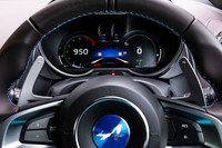 「A110 GT」のメーターパネル。ステアリングホイールの右下にレイアウトされた走行モード切り替えスイッチに連動して、液晶メーターのデザインも切り替わる。写真は「スポーツ」モード選択時の様子。