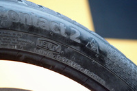 「オールシーズンコンタクト2」のサイドウォールに刻まれた「スリーピークマウンテン・スノーフレーク」のロゴと、電気自動車にも最適化していることを示すコンチネンタルタイヤ独自の「EVチェックマーク」。