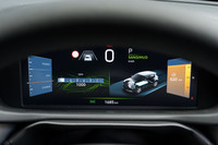 ドライブモードは「AUTO」「SPORT」「SNOW」「SAND&MUD」の4種類。SPORTモードでは、40km/hまで前後モーターをフル活用した4WD走行を実施。SNOWおよびSAND&MUDモードでは、30km/hまで前:後=50:50の常時4WD走行を行い、駆動力を確保する。