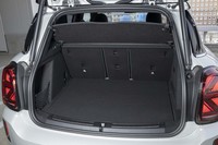 リアアクスルのモーターに加えて、リチウムイオンバッテリーもリアセクションに搭載されているため、荷室の床面が純内燃機関モデルよりも高くなっている。後席使用時の荷室容量は405リッター。