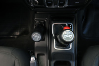 センターコンソールにそびえる「850RE」型トルコン式8段ATのシフトレバー(右)とトランスファーレバー(左)。トランスファーレバーの操作は固めで、なかなかの“力仕事”となる。