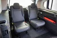 3列目シートは左右独立式。130mmの前後スライド機構が備わるほか、個別に取り外しもできる。2列シートの「リフターGT」に標準で装備される天井の半透明フローティングアーチやリアシーリングボックスは、「リフター ロングGT」には設定されていない。