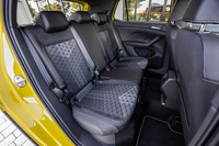 背もたれに60:40の分割可倒機構が組み込まれたリアシートは、前後140mmのスライドが可能。センターコンソールの後端に充電用USB Type-Cポートが備わるのも便利だ。