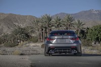 「RC F」は、左右それぞれ縦置き2本出しとなる特徴的なテールパイプフィニッシャーを採用。「トラックエディション」のマフラーは軽量なチタン製だ。