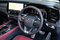 ディンプルレザー巻きのステアリングホイールは“Fスポーツ パフォーマンス”専用。ステアリングスイッチとヘッドアップディスプレイを連携させたユーザーインターフェイス「Kizunaコンセプト」を採用している。