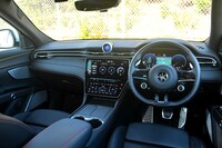 プジョー408 GTハイブリッド(FF/8AT)/マセラティ・グレカーレ トロフェオ(4WD/8AT)/ルノー・カングー ヴァリエテ カラーバンパー(FF/7AT)【試乗記】の画像