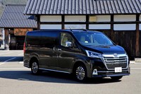 4列・8人乗り仕様の「G」と3列・6人乗り仕様の「プレミアム」がラインナップされる「トヨタ・グランエース」。今回のテスト車は後者。