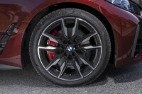 10スポークの19インチホイールには、ピレリの「Pゼロ」タイヤが組み合わされていた。赤く塗られた「Mスポーツブレーキ」は4万8000円のオプション。