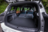 リアシートの背もたれをすべて前方に倒せば、荷室容量を最大1450リッターに拡大することができる。倒した背もたれ背面には傾斜が残り、床面は完全なフラットにはならない。