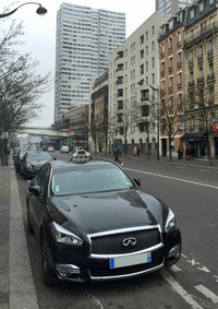 こちらは、パリ・セーヌ川沿いのショッピングモール「ボー・グリュネール」の脇にたたずむ、「インフィニティQ70」のタクシー。