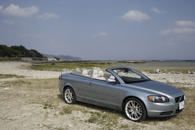 【スペック】
C70 T-5:全長×全幅×全高=4580×1835×1405mm/ホイールベース=2640mm/車重=1730kg/駆動方式=FF/2.5リッター直5 DOHC20バルブターボ・インタークーラー付き(220ps/5000rpm、32.6kgm/1500-4800rpm)/価格=545万円(テスト車=614万4000円/パールペイント=10万8000円/ベーシックパッケージ=38万6000円/18インチアルミホイールMIRZAM=20万円)