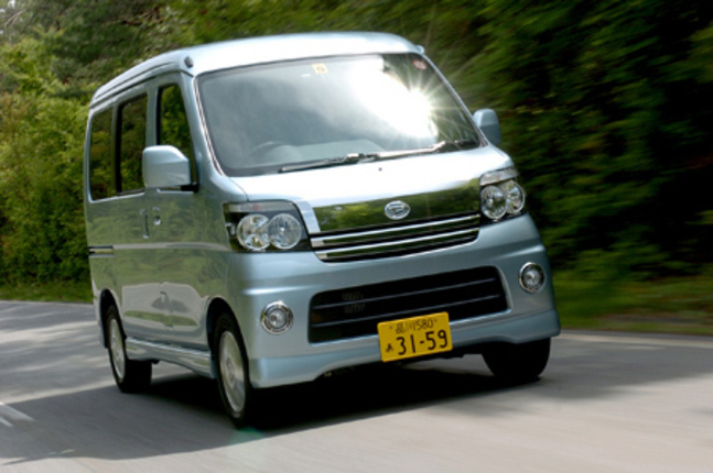 【スペック】全長×全幅×全高=3395×1475×1875mm/ホイールベース=2450mm/車重=970kg/駆動方式=MR/0.66リッター直3DOHC 12バルブターボ・インタークーラー付き(64ps/5900rpm、10.5kgm/4000rpm)/価格=142万8000円(テスト車=144万7005円/リミテッドパック(左スライドドアイージークローザー+荷室蛍光灯+荷室アクセサリーソケット+CD/MDラジオ付きステレオ)=4万2000円/カーペットマット=1万4805円)