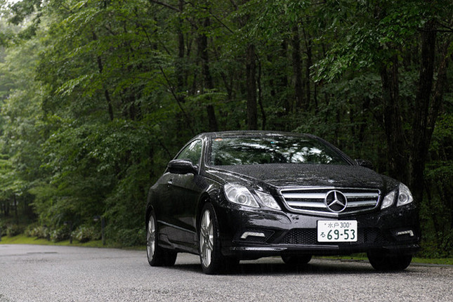 【スペック】E550:全長×全幅×全高=4715×1785×1395mm/ホイールベース=2760mm/車重=1730kg/駆動方式=FR/5.5リッターV8DOHC32バルブ(387ps/6000rpm、54.0kgm/2800-4800rpm)/価格=1095.0万円(テスト車=同じ)